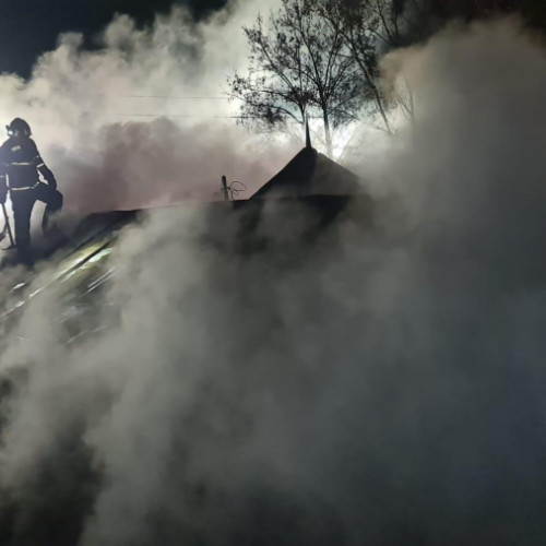 Incendiu violent la Piscu, o victimă transportată la spital