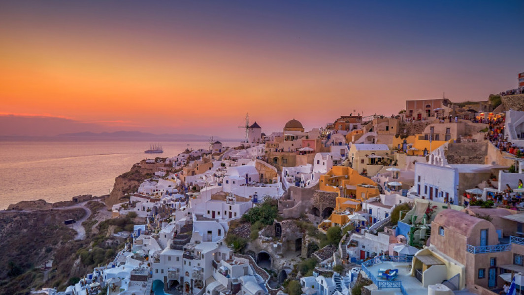 Insula Santorini, afectată de un val de seisme