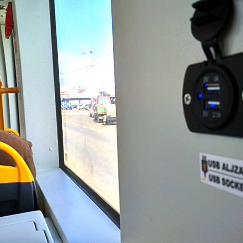 Pasagerii tramvaielor din Galați beneficiază de încărcătoare USB