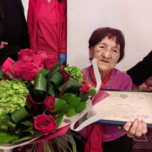 Irina Iliescu, o galatence care a împlinit 100 de ani, a fost sărbătorită cu flori și o diplomă