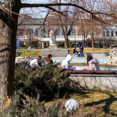 Studentele din Galați studiază matematică în parc