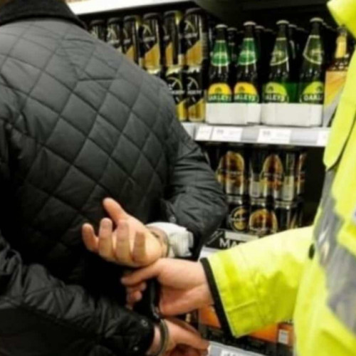 Tânăr reținut după un furt dintr-un magazin în satul Podololeni