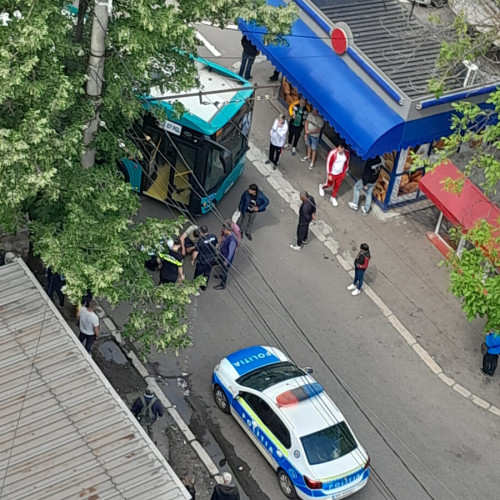 Femeie accidentată de un troleibuz în Micro 19