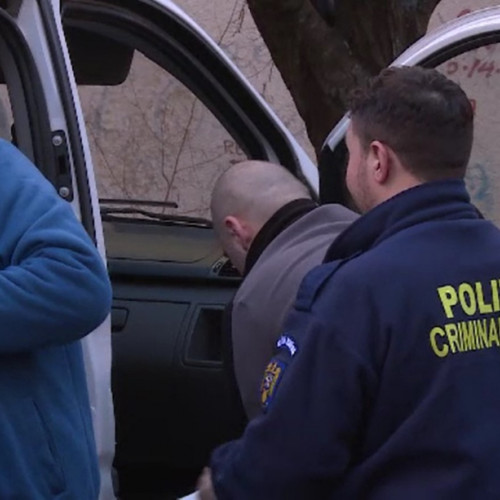 Un bărbat din Vaslui, fără acte legale în Galați, va petrece următorii patru ani în închisoare după ce o instanță de judecată l-a găsit vinovat de rele tratamente aplicate minorului. Potrivit informațiilor de pe site-ul viata-libera.ro, individul a fost condamnat la 4 ani și 8 luni de închisoare, mandatul fiind emis recent de Judecătoria Galați.