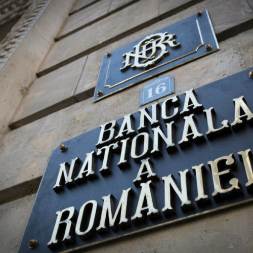 Luna mai a fost una dintre cele mai dificile pentru moneda națională de după 1990, noteaza publicatia viata-libera.ro. Deși Banca Națională a încercat să mențină cursul sub 5 lei pentru euro, evoluțiile pieței au dus la o deprecere semnificativă. Potrivit guvernatorului Mugur Isărescu, &quot;cursul sub 5 lei era imposibil de aparat. Au fost capitaluri speculative care au acționat&quot;, și din acest motiv euro a ajuns pe 8 mai la 5,0991 lei, cel mai ridicat nivel din ultimele luni.