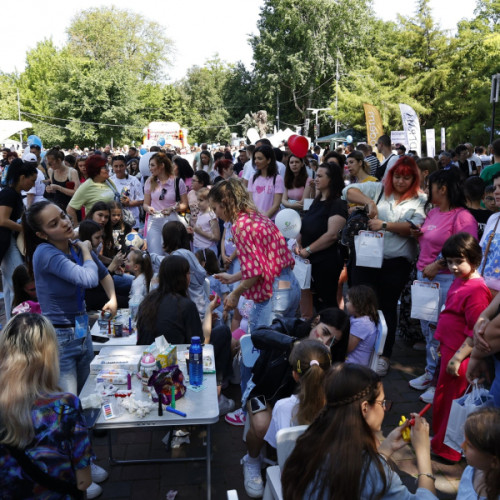 Eveniment plin de culoare și emoție în Parcul Public din Galați, unde pe data de 1 iunie, sute de copii au participat la proiectul &quot;Copilaria Unește - Zambete, Labute și Supereroi&quot;, organizat de Primăria Galați în colaborare cu Farmaciile Myosotis și BebeMyo. Potrivit site-ului viata-libera.ro, copiii au învățat lecții importante despre toleranță și bunătate într-un mod distractiv și interactiv.