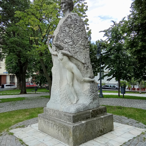 Monumentul lui Mihai Eminescu din Galați, în pericol de degradeare, așteaptă intervenții majore
