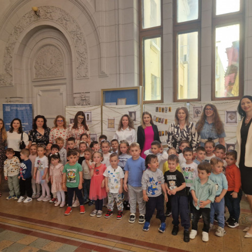 Vernisajul expoziției „Lumea în mâini de copil” în Galati, un eveniment dedicat celor mici, a avut loc recent la Universitatea „Dunărea de Jos”, organizat de Inspectoratul Școlar Județean și Grădinița „Motanul Încălțat”. Potrivit site-ului viata-libera.ro, evenimentul a fost marcant atât pentru copii, cât și pentru adulți, fiind inițiat în contextul aniversării implementării Programului Reggio Emilia la Galați.