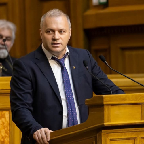 Universitarii galateni, recunoscuți pe plan internațional, sunt invitați să susțină conferințe la evenimente de prestigiu din străinătate. Potrivit viata-libera.ro, pe 4 iunie, cu ocazia Zilei Tratatului de la Trianon, profesorul universitar dr. George Enache, de la Universitatea &quot;Dunărea de Jos&quot; din Galați, va susține o conferință în Italia, în Aula 15 a Complexului Universitar &quot;Beato Pellegrino&quot; din Universitatea din Padova, de la ora 16:30. Tema evenimentului este „Consecințele religioase ale Tratatului de la Trianon în Transilvania” și este organizată de Institutul Roman de Cultura și Cercetare Umanistică de la Veneția, Departamentul de Studii Lingvistice și Literare al Universității din Padova și Societatea de Studii Romanesti „Miron Costin”.
