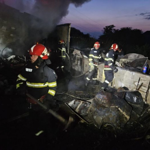 Incendiu major la o hală din Vânători, cauzat cel mai probabil de un scurtcircuit