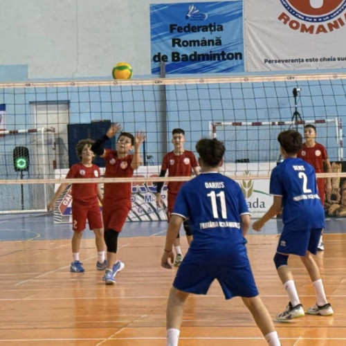 Debutul campionatului național de volei pentru juniori Under 13 a avut loc miercuri, conform site-ului viata-libera.ro. Echipa Clubului Arcada a pierdut în ultimele momente, cu scorul de 2-3, iar în setul decisiv a fost 14-16. Turneul se desfășoară până duminică la Galați, în sălile &quot;Siderurgistul&quot; și &quot;Dunărea&quot;.