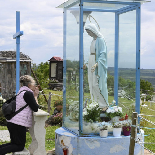 Misterul Fecioarei Maria care plânge cu lacrimi de sânge, lângă Roma. Cui aparține ADN-ul de pe statuie