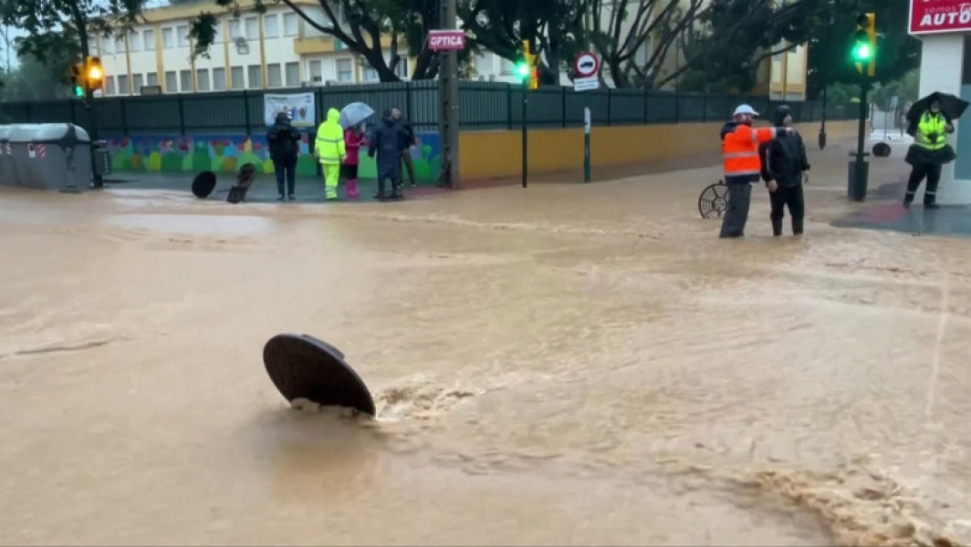 Video Vreme la extreme în Spania: furtuni în centru, caniculă în sud. Ploi torențiale cu grindină în mai multe localități, mașini avariate
