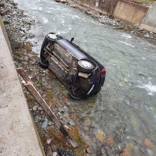 Podoleni: șofer fără permis cade în râul Bârlad în timpul unei urmăririi