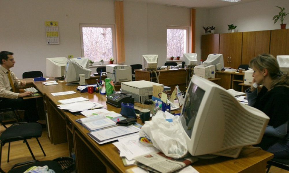 Bolojan criticat în Galați pentru cifrele privind posturile