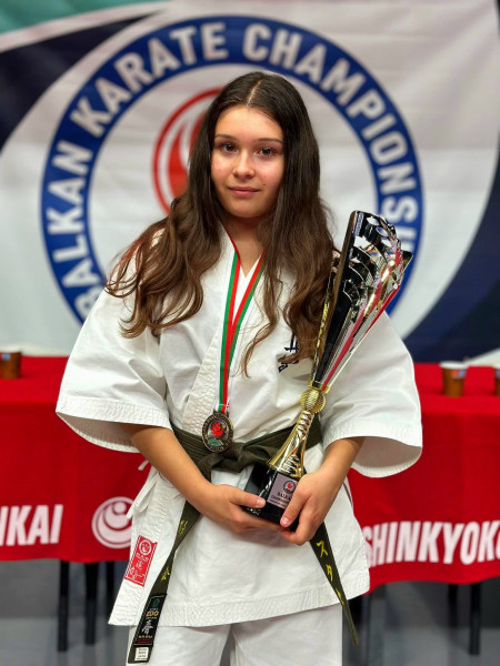 Crina Stase câștigă titlul balcanic la karate Kyokushin