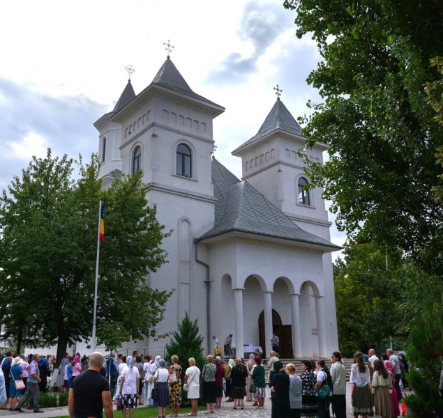 Liturghie la Sfânta Ana în Galați cu Arhiepiscopul Casian