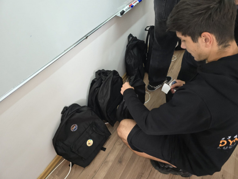 Elevii CNVA donează ghiozdane în Vaslui, cu robotul DynaByte