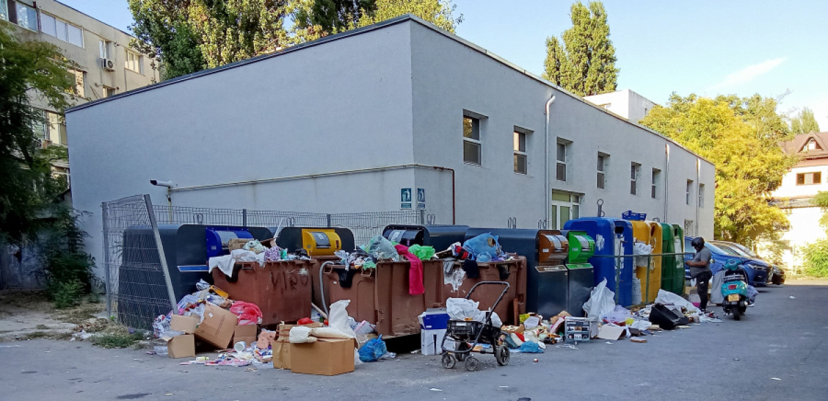 Deșeuri împrăștiate în jurul containerelor dintr-o zonă rezidențială din Galați