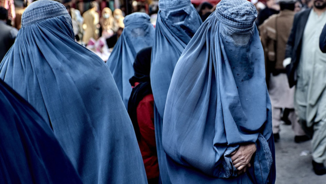 Talibanii interzic cărțile scrise de femei și mai multe discipline universitare în Afganistan