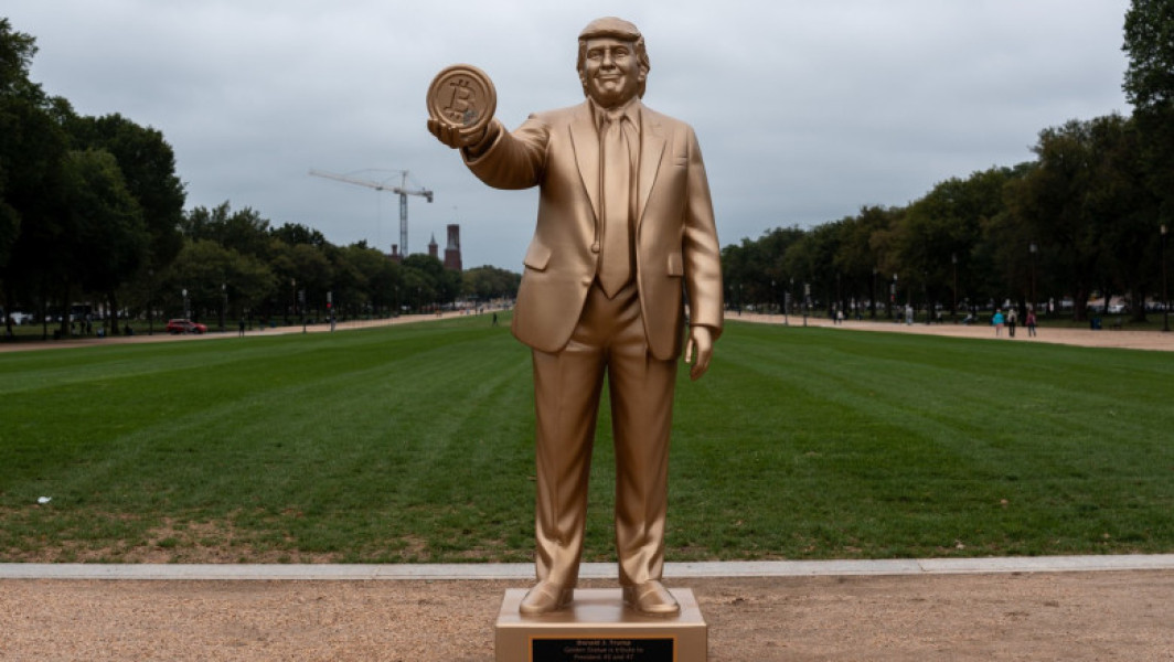 Statuie aurie a lui Trump cu Bitcoin, expusă temporar lângă Capitoliu