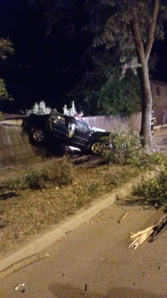 Un tânăr și-a pierdut viața după ce a intrat cu mașina într-un copac în Tecuci