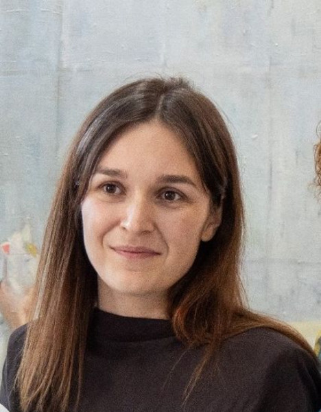 Expoziția „Între Tine și Lume” aduce în prim-plan lumea copilăriei prin arta Dianei Melnic