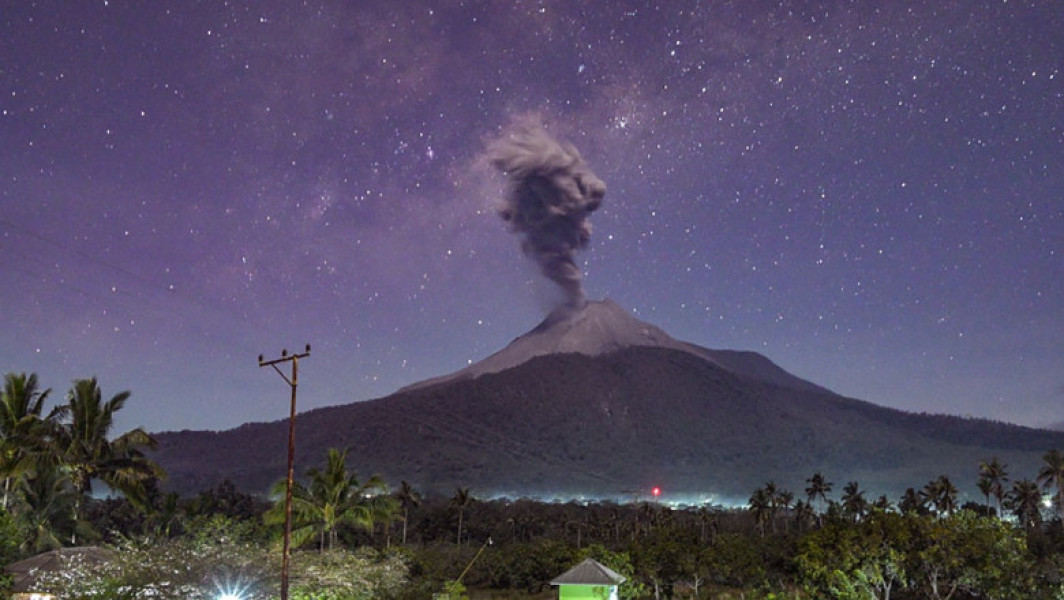 Erupție puternică a vulcanului Lewotobi Laki-Laki în Indonezia