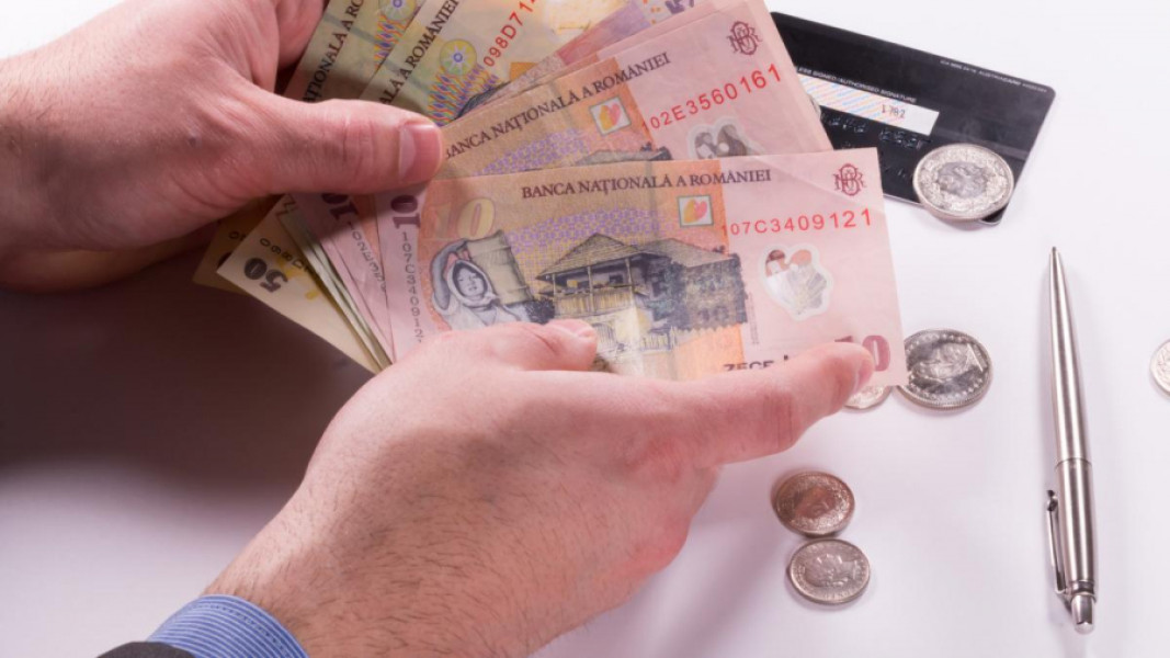 Analiștii CFA România anticipează un curs euro stabil în următoarele 12 luni