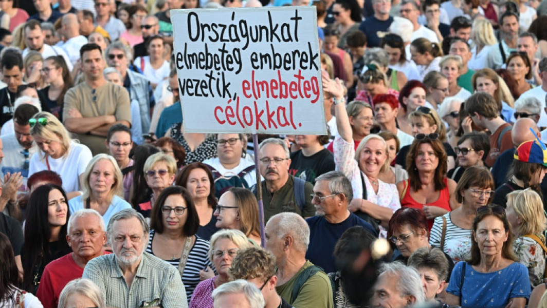 Zeci de mii de oameni au protestat la Budapesta împotriva consultărilor lui Orban