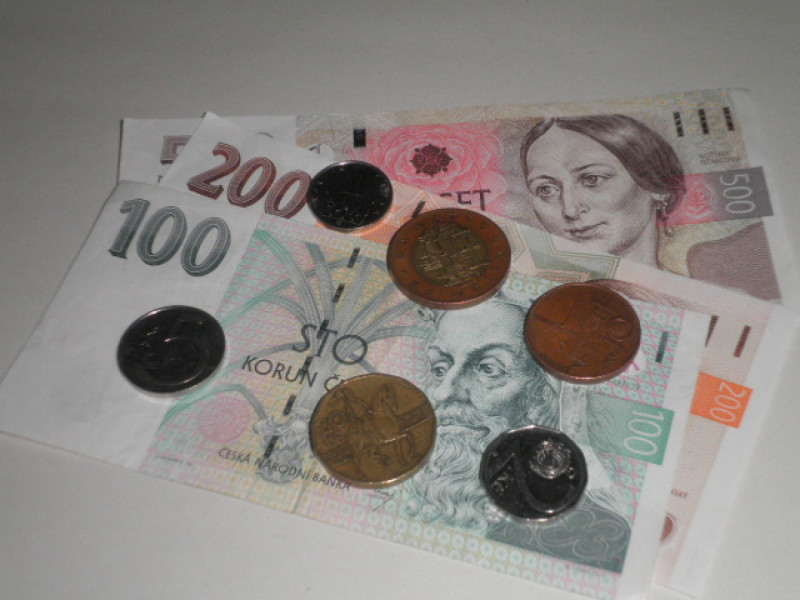 Leul înregistrează cea mai slabă evoluție în regiune, depreciindu-se cu 2%