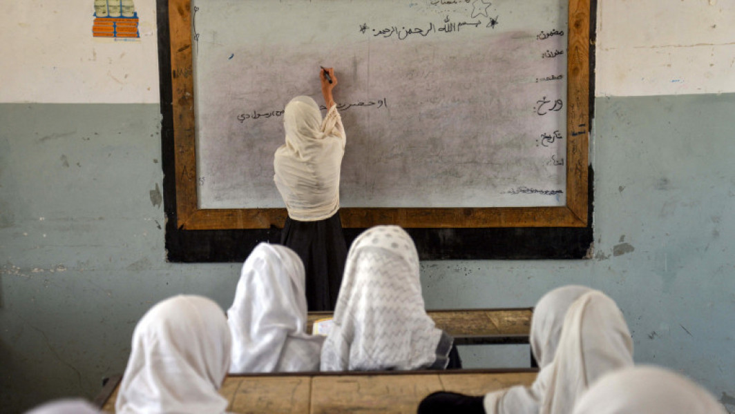 Talibanii limitează educația femeilor la școlile religioase în Afghanistan