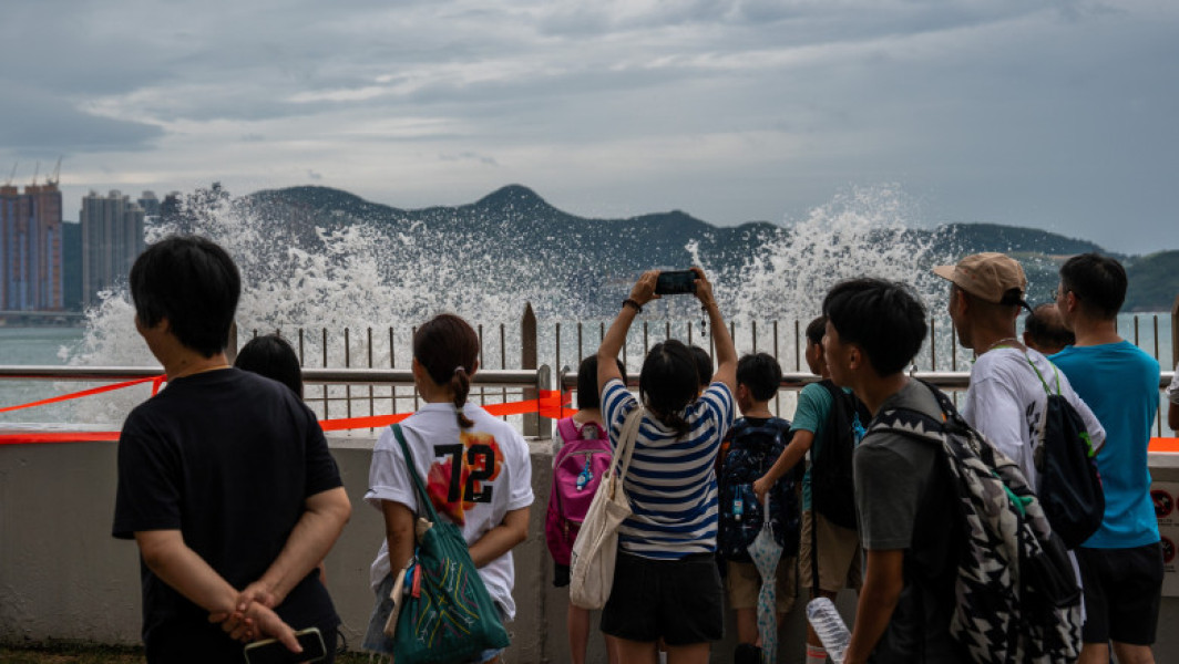 Hong Kong se închide înaintea super-taifunului Ragasa cu vânturi de 220 km/h