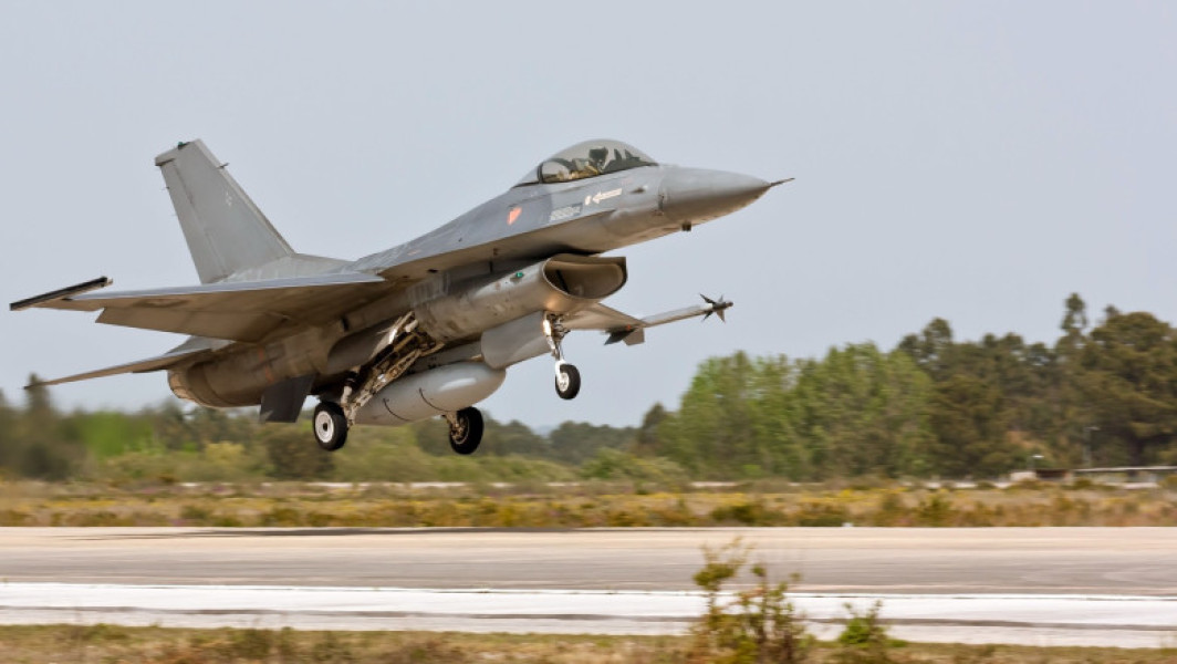 NATO analizează răspunsul în cazul încălcării spațiului său aerian de către avioane rusești