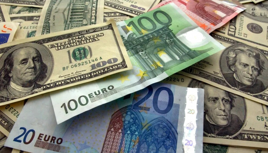 Legea pensiilor de serviciu nu a influențat cursul leului, moneda europeană se apreciază ușor