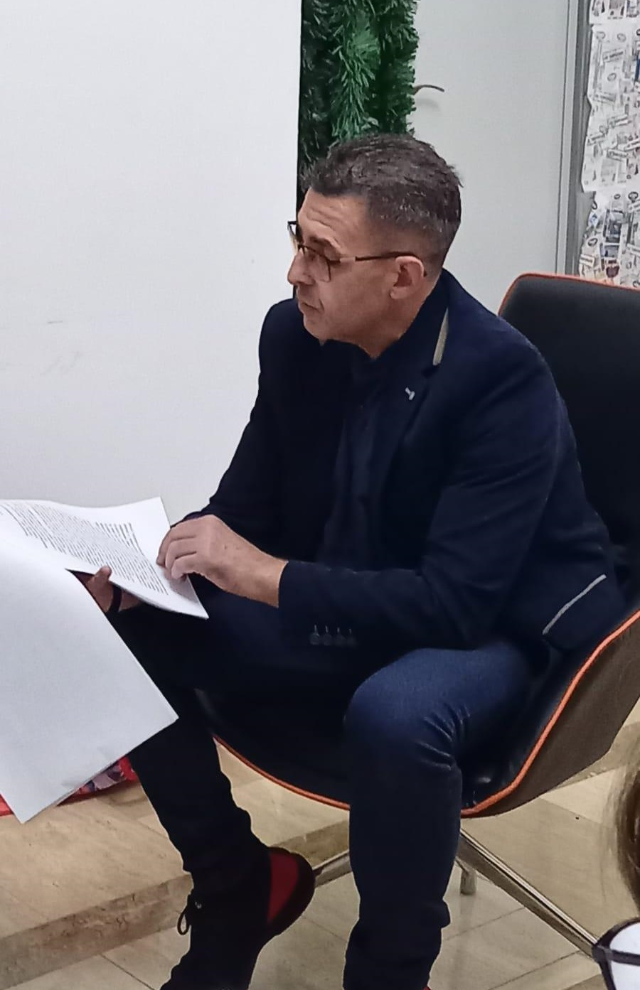 Victor Dragomir a lansat povestirea „Înger pentru o zi” la cenaclul „Noduri și Semne”