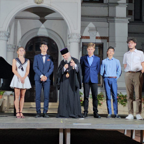 Recital de pian dedicat lui George Enescu în grădina Palatului Episcopal din Galați