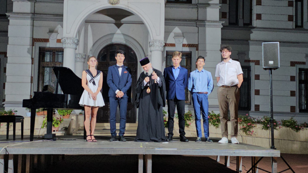 Recital de pian dedicat lui George Enescu în grădina Palatului Episcopal din Galați