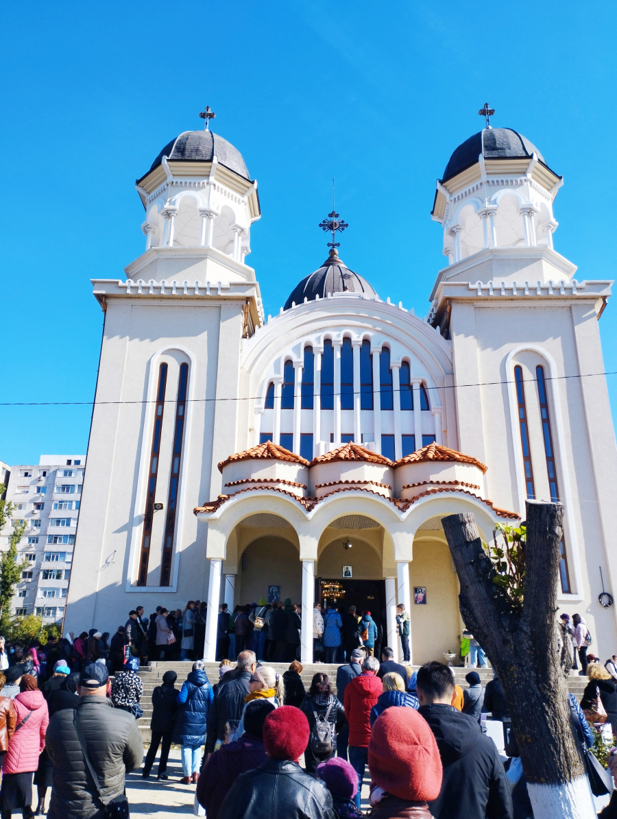Mii de credincioși s-au adunat la sărbătoarea Sfintei Cuvioase Parascheva în parohia din Galați